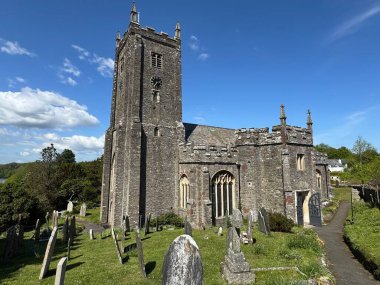 Aziz Georges Kilisesi, 1328 ve 1333 yılları arasında Rektör Sör Richard de Gormersale tarafından restore edildi ve yeniden inşa edildi. Dittisham, Devon, İngiltere. Mayıs 2025. 