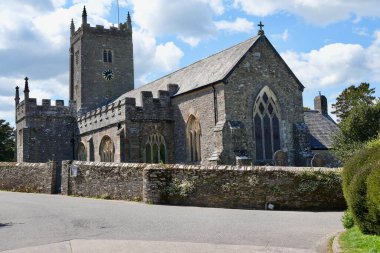 Aziz Georges Kilisesi, 1328 ve 1333 yılları arasında Rektör Sör Richard de Gormersale tarafından restore edildi ve yeniden inşa edildi. Dittisham, Devon, İngiltere. Mayıs 2025. 