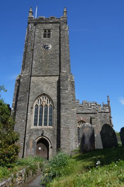 Aziz Georges Kilisesi, 1328 ve 1333 yılları arasında Rektör Sör Richard de Gormersale tarafından restore edildi ve yeniden inşa edildi. Dittisham, Devon, İngiltere. Mayıs 2025. 