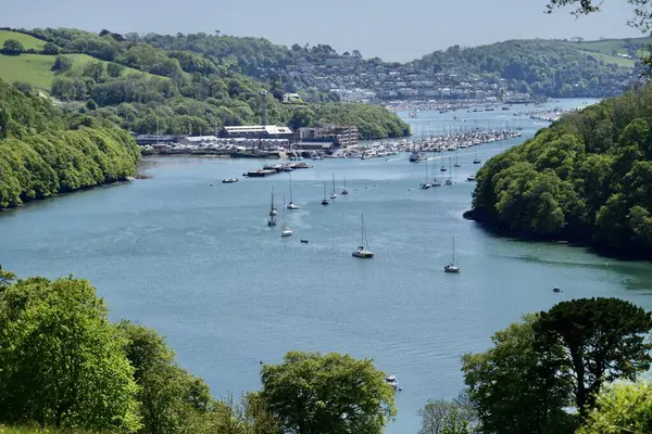 Ariel 'in nehir dartı manzarası. Tekneleri ve yatları var. Dartmouth, Devon, İngiltere, İngiltere. Mayıs 2025. 