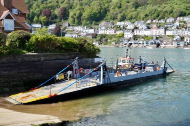 Dartmouth düşük vagon feribotu römorkör Hauley IV ile. Dartmouth, Devon, İngiltere, İngiltere. Mayıs 2025. 