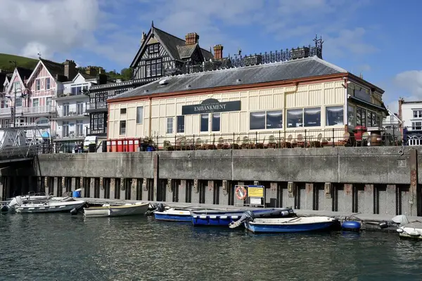 Embankment Bistro, 1864 'te Dartmouth Tren İstasyonu olarak inşa edildi. Dartmouth, Devon, İngiltere, İngiltere. Mayıs 2025. 