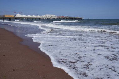 Paignton Pier, ilk kez 1879 'da kumsalda dalgalarla açıldı. Paignton, Devon, İngiltere, İngiltere. Mayıs 2025. 