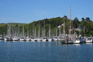 Darthaven Marina 'daki Dart nehrindeki tekneler. Dartmouth, Devon, İngiltere, İngiltere. Mayıs 2025. 