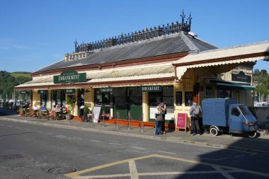 Embankment Bistro, 1864 'te Dartmouth Tren İstasyonu olarak inşa edildi. Dartmouth, Devon, İngiltere, İngiltere. Mayıs 2025. 