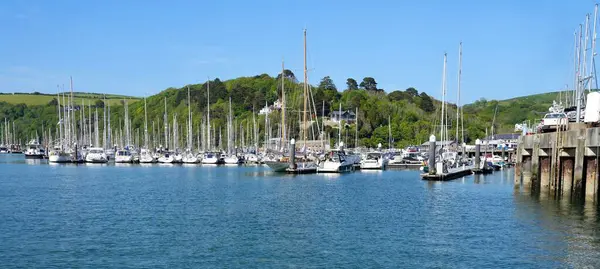 Darthaven Marina 'daki Dart nehrindeki tekneler. Dartmouth, Devon, İngiltere, İngiltere. Mayıs 2025. 