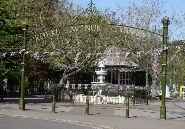 Royal Avenue Gardens 'ın girişi, Dartmouth, Devon, İngiltere. Mayıs 2025. 