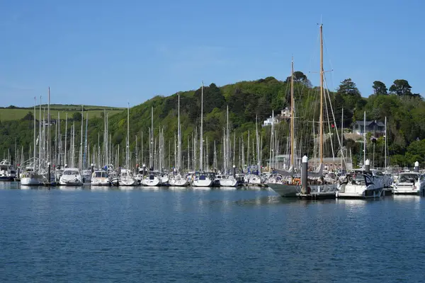 Darthaven Marina 'daki Dart nehrindeki tekneler. Dartmouth, Devon, İngiltere, İngiltere. Mayıs 2025. 