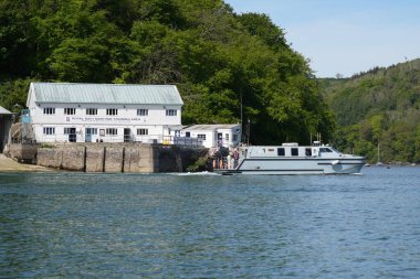 Kraliyet Donanması Denizcilik Eğitim Alanı binası Kraliyet Deniz Sınıfı Subay Eğitim Teknesi Karabatağı Nehir Dart, Dartmouth, Devon, İngiltere. Mayıs 2025. 
