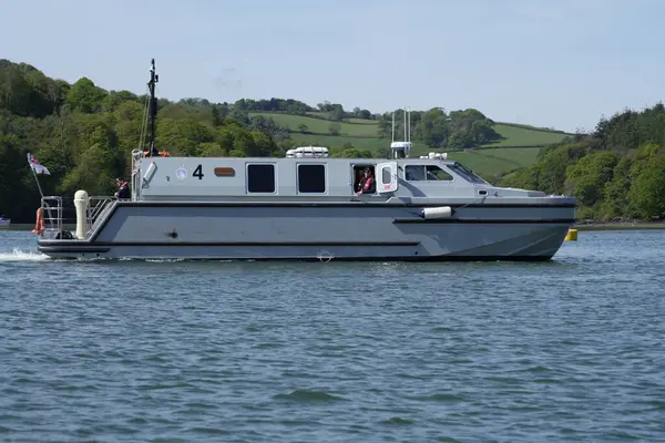 Kraliyet Donanması Deniz Sınıfı Subay Kittiwake nehir dartı, Dartmouth, Devon, İngiltere 'de seyir halinde. Mayıs 2025. 