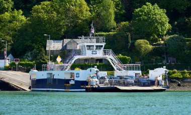 Dartmouth Yüksek Araba Feribotu Dart Nehri üzerinde. Dartmouth, Devon, İngiltere, İngiltere. 7 Mayıs 2025. 