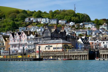 Dartmouth, Devon, İngiltere 'deki The River Dart' a bakan evler ve binalar. Mayıs 2025. 