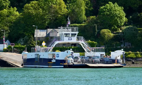 Dartmouth Yüksek Araba Feribotu Dart Nehri üzerinde. Dartmouth, Devon, İngiltere, İngiltere. 7 Mayıs 2025. 