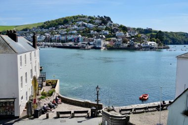 Kingswear 'in Dart Nehri üzerindeki görüntüsü. Dartmouth, Devon, İngiltere, İngiltere. Mayıs 2025. 