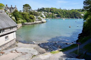 Warfleet Creek, Castle Road 'dan mavi gökyüzünün altında görüldü. Dartmouth, Devon, İngiltere, İngiltere. Mayıs 2025. 