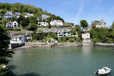 Warfleet Creek, Castle Road 'dan mavi gökyüzünün altında görüldü. Dartmouth, Devon, İngiltere, İngiltere. Mayıs 2025. 