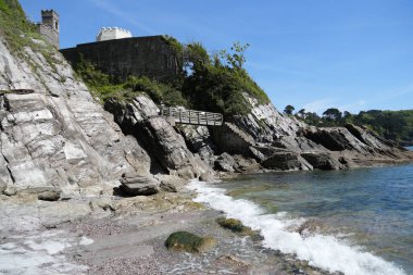 Castle Cove Sahili, Dartmouth Kalesi 'nin yanında. Dartmouth, Devon, İngiltere, İngiltere. Mayıs 2025. 