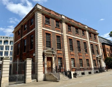 Sör Christopher Wren ve oğlu tarafından tasarlanan ve 1712 ile 1714 yılları arasında inşa edilen St Pauls Bölüm Evi. Londra, İngiltere, İngiltere, Haziran 2025. 