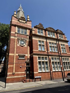 Eski East Ham İlçe İtfaiye İstasyonu, 1913 'te inşa edilmiş, şimdi de bir kahve dükkanı. East Ham, Londra, İngiltere, İngiltere. Haziran 2025. 