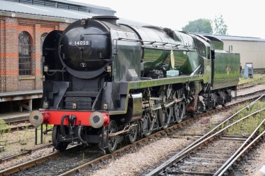 Buhar Treni 34059 Sör Archibald Sinclair Bluebell Demiryolu 'nda. Doğu Grinstead, İngiltere, İngiltere. Temmuz 2025. 