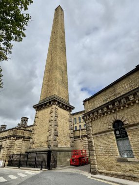Shipley, İngiltere, İngiltere. 8 Ağustos 2025. Saltaire 'deki Salts Mill Chimney, 1853' te Sir Titus Salt tarafından inşa edilmiş. Boyu 60 metre.. 