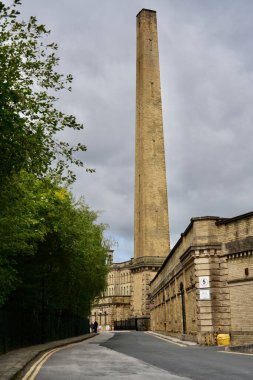 Shipley, İngiltere, İngiltere. 8 Ağustos 2025. Saltaire 'deki Salts Mill Chimney, 1853' te Sir Titus Salt tarafından inşa edilmiş. Boyu 60 metre.. 