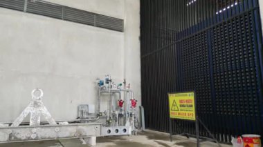 Nehir ve denizi birbirine bağlayan bir polder pompa sistemi inşaatı
