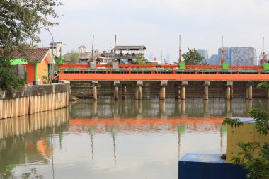 Barselona şehrinde modern bir bina manzarası