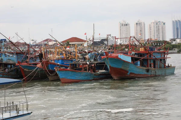 Αλιευτικό Σκάφος Στην Παραλία Της Θάλασσας Στο Βιετνάμ — Φωτογραφία Αρχείου