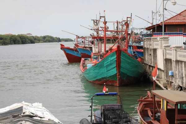 Αλιευτικό Σκάφος Στην Παραλία Ταϊλάνδη — Φωτογραφία Αρχείου
