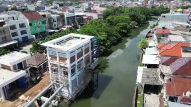 Şehir sokaklarının atmosferi ve sabahları ulaşım yoğunluğu