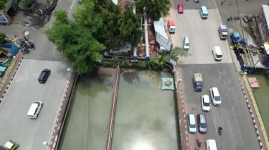 Şehir sokaklarının atmosferi ve sabahları ulaşım yoğunluğu