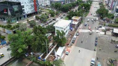 Şehir sokaklarının atmosferi ve sabahları ulaşım yoğunluğu