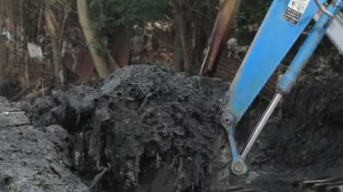 Eski paslı metal ve yolda bir araba.