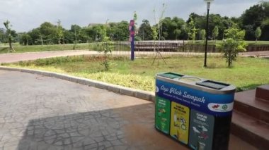 Ortasında küçük bir göl olan güzel bir şehir parkı.