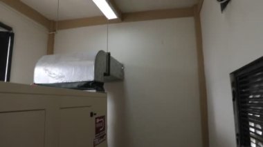 Pencereleri ve mobilyaları olan modern bir otel odası.