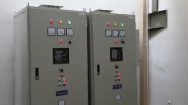 Düğmeleri ve elektrik prizi olan kontrol paneli