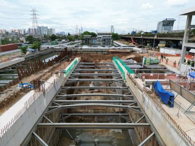 Yeni beton borular ve büyük çizgileri olan çelik boru..