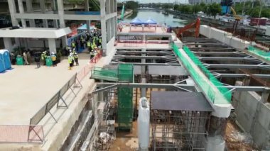 İşçiler şehirde balık tutuyor.