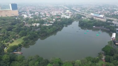 Arka planda göl ve nehir manzarası.