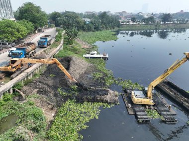 Şehrin ortasındaki gölde bir sürü çamur var ve su siyaha döndü.