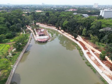 Güzel bir şehrin ortasında ağır ekipmanlarla bir rezervuar inşa etmek.