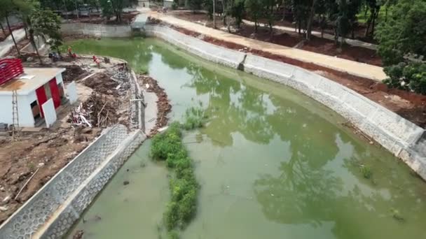Budowa Zbiornika Wodnego Środku Pięknego Miasta Przy Użyciu Ciężkiego Sprzętu — Wideo stockowe
