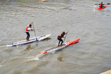 Yaz suyu aktif dinlenme yeri. Böylece muz teknesi rüzgar sörfü jet ski izole edilmiş.