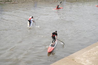 Yaz suyu aktif dinlenme yeri. Böylece muz teknesi rüzgar sörfü jet ski izole edilmiş.