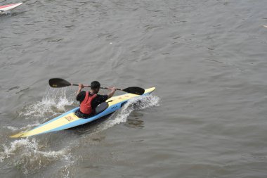 Yaz suyu aktif dinlenme yeri. Böylece muz teknesi rüzgar sörfü jet ski izole edilmiş.