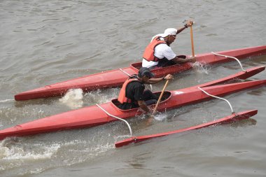 Yaz suyu aktif dinlenme yeri. Böylece muz teknesi rüzgar sörfü jet ski izole edilmiş.
