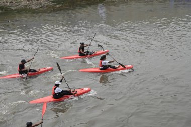 Yaz suyu aktif dinlenme yeri. Böylece muz teknesi rüzgar sörfü jet ski izole edilmiş.