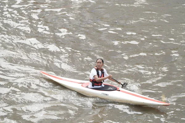 Yaz suyu aktif dinlenme yeri. Böylece muz teknesi rüzgar sörfü jet ski izole edilmiş.