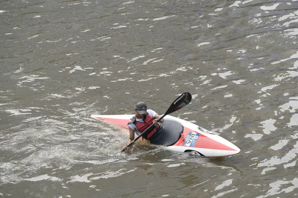 Yaz suyu aktif dinlenme yeri. Böylece muz teknesi rüzgar sörfü jet ski izole edilmiş.